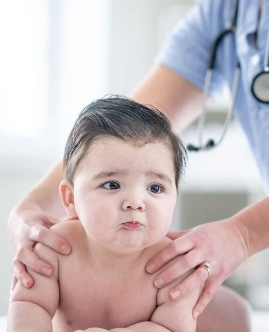 Osteopata per neonati e bambini – Coliche, riflessi primitivi e crescita armoniosa